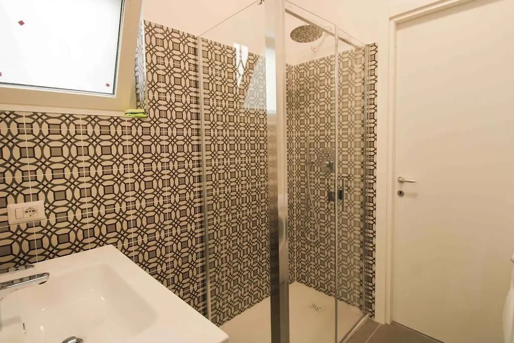 Delicious 2 Bed Room Apartment And Garden By Yh Roma 0*,  Italia