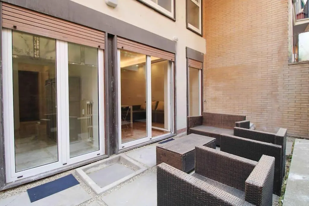 Delicious 2 Bed Room Apartment And Garden By Yh Roma 0*,
