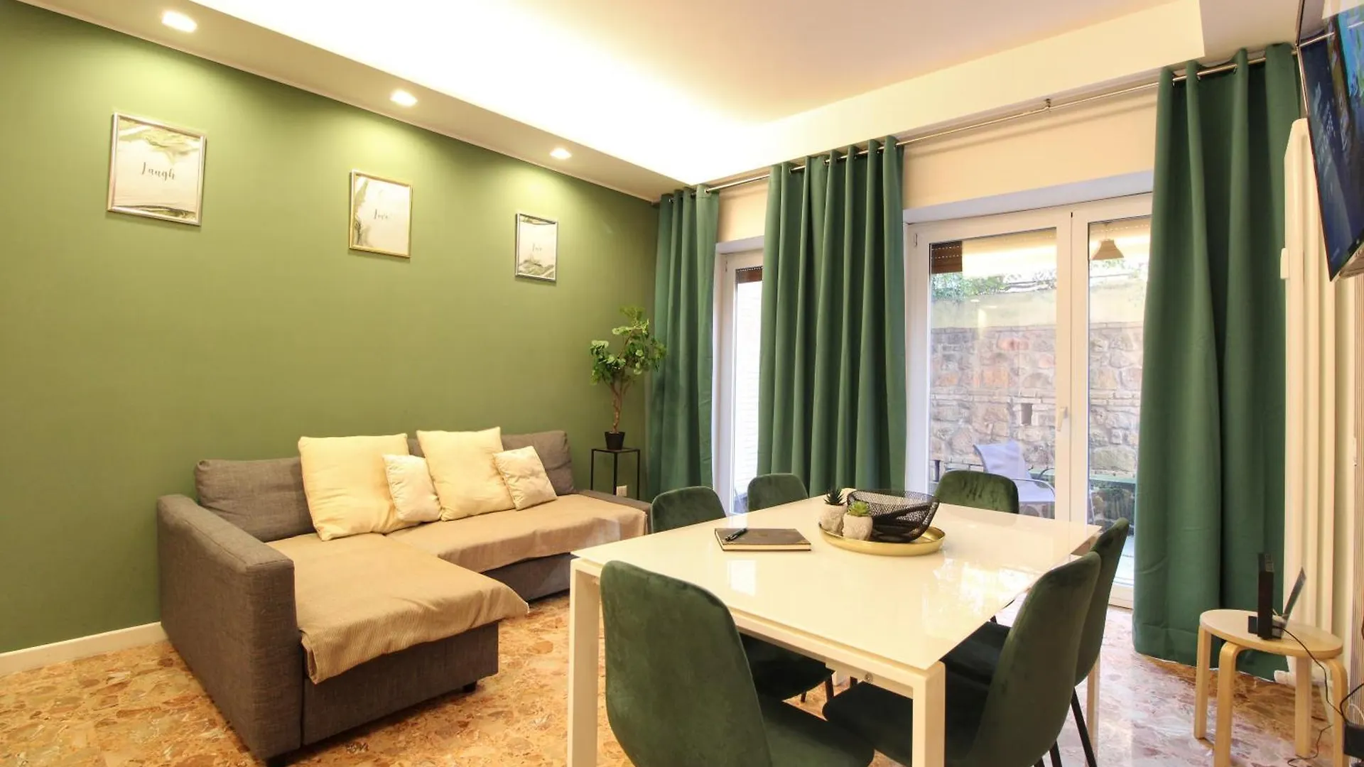 Delicious 2 Bed Room Apartment And Garden By Yh Roma 0*,  Italia