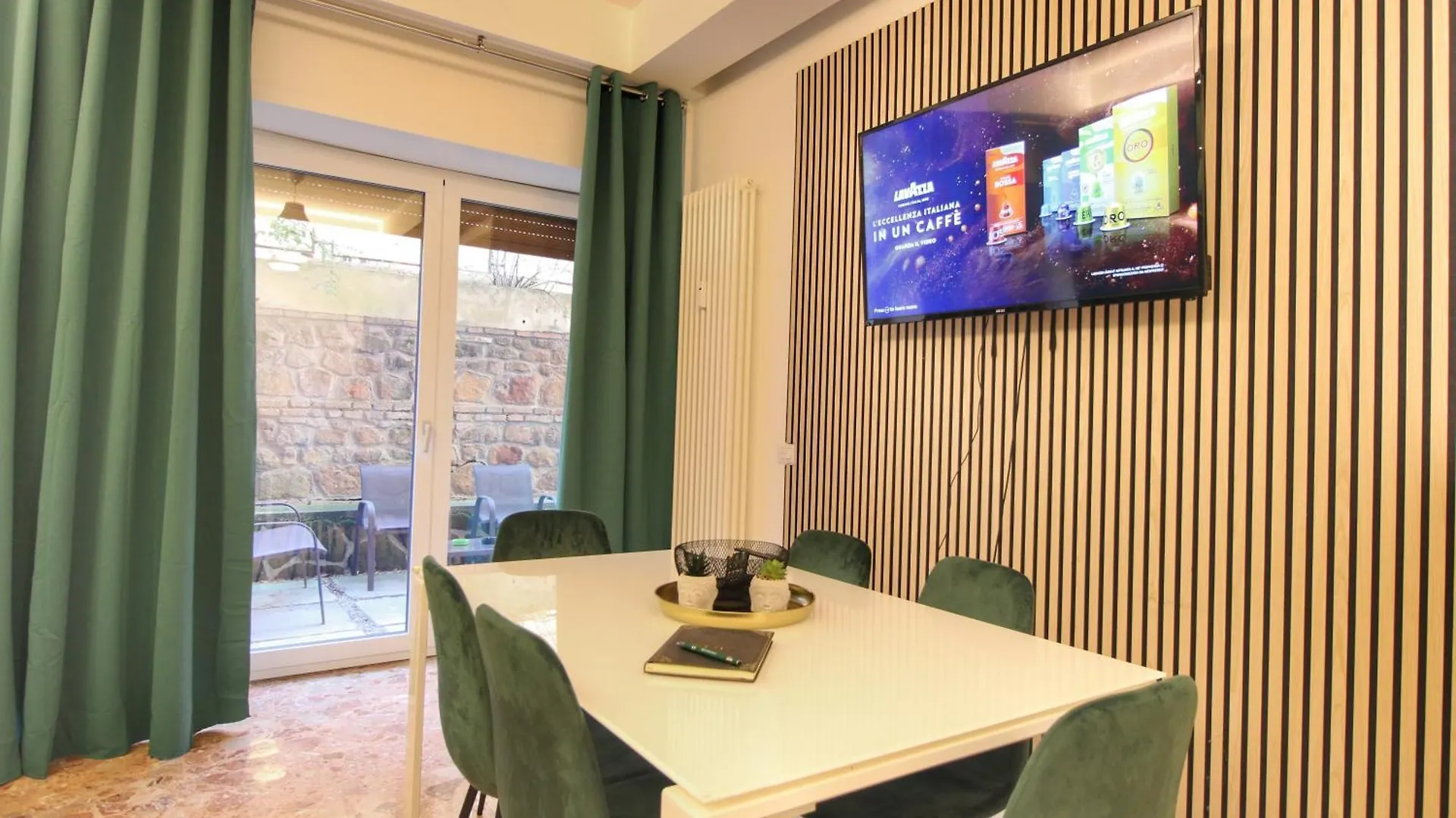 Delicious 2 Bed Room Apartment And Garden By Yh Roma