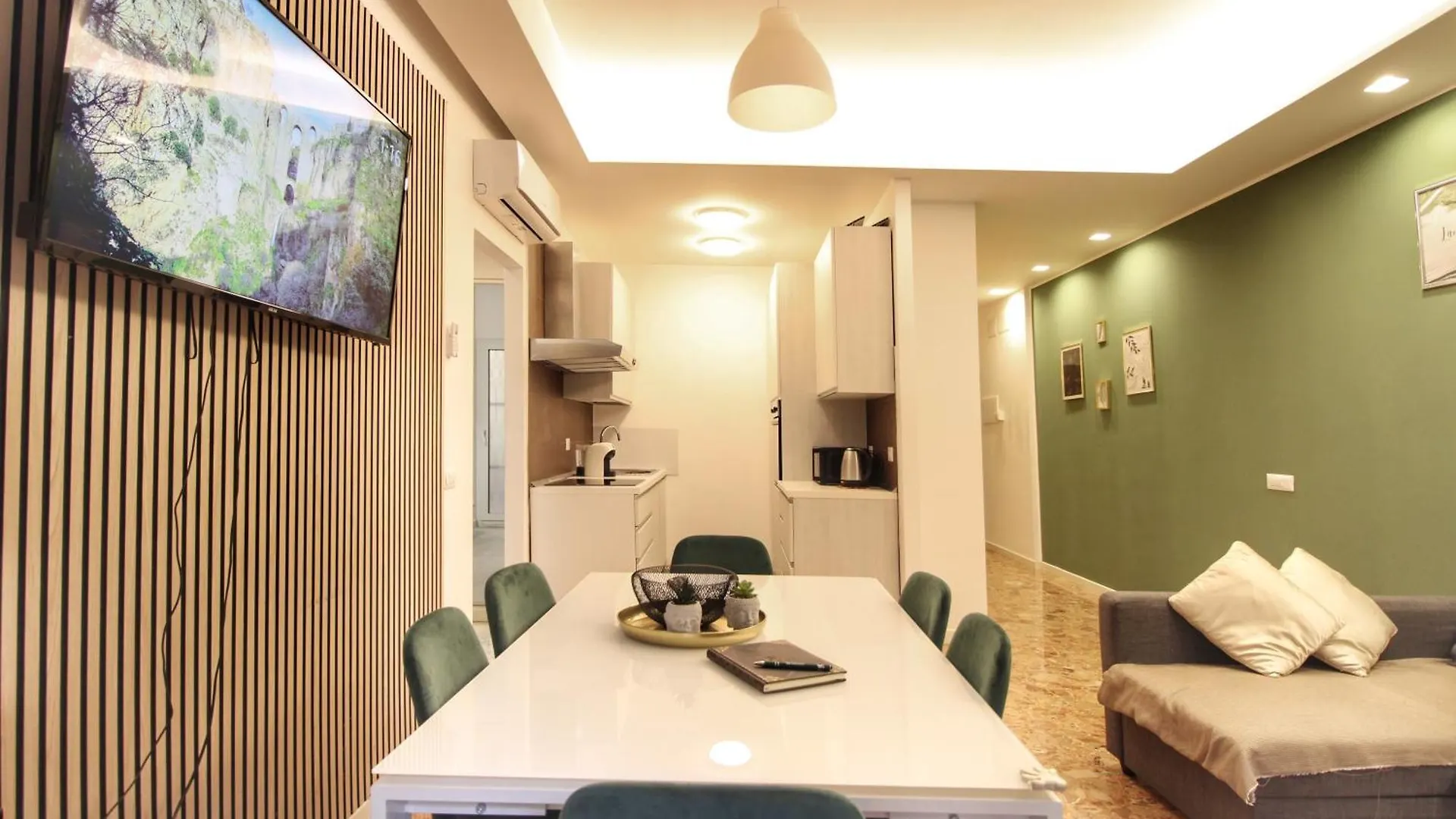 Delicious 2 Bed Room Apartment And Garden By Yh Roma 0*,