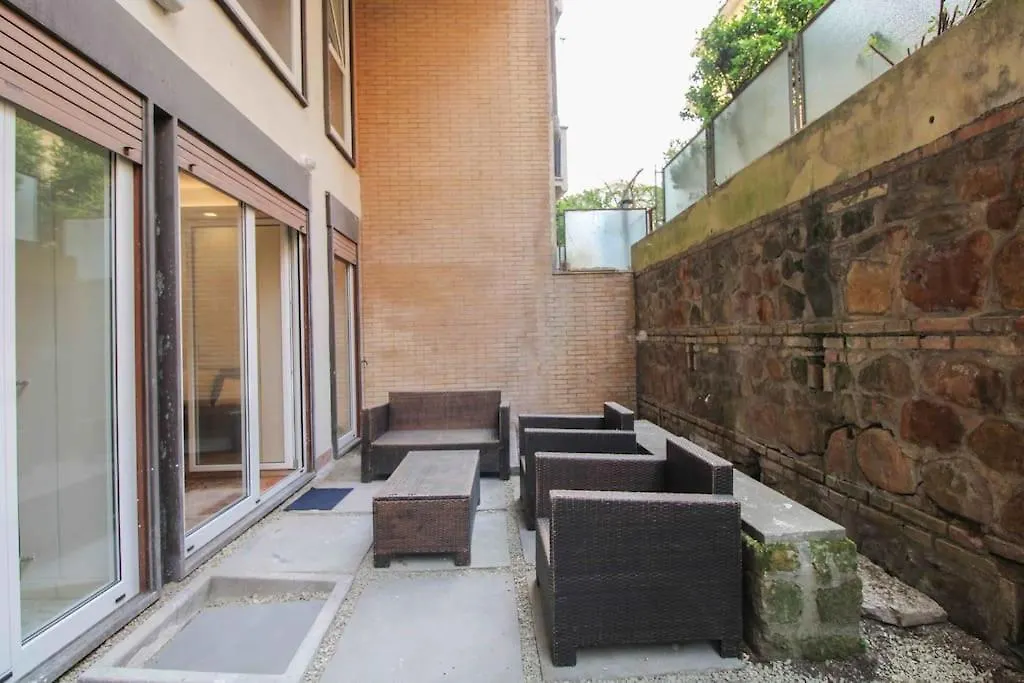 Delicious 2 Bed Room Apartment And Garden By Yh Řím